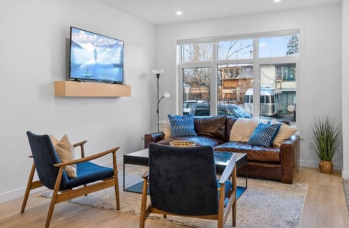 Southwest Calgary Villa | King Bed |Min to DT |3BR |Garage| Chef's Kitchen