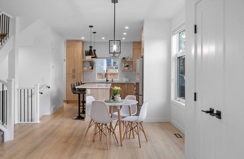 Southwest Calgary Villa | King Bed | Ping Pong | 3BR | Garage | AC |Backyard