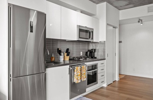 Connaught Apartment | King Bed |Skyline Views | Gym | 5 mins to Dome