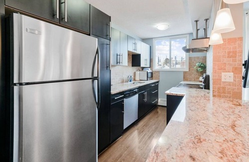 Southwest Calgary Apartment | King Bed | Walk to Saddledome |Underground Parking