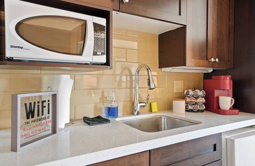 Oro-Medonte Condo | KingBed+Pool+HotTub+Sauna+ pet friendly