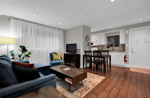Upper Lonsdale House | Kings Cottage 2BR Suite – North Van