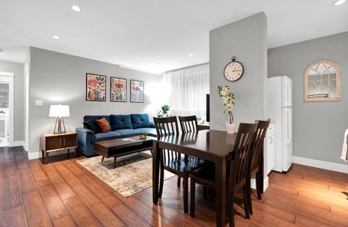 Upper Lonsdale House | Kings Cottage 2BR Suite – North Van