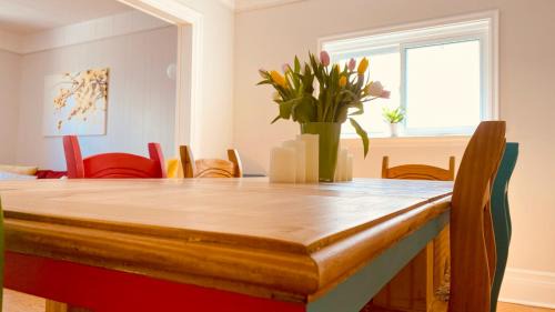 Inner Harbour House | KingstonStays Happy House, Free Parking, Downtown