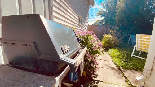 Inner Harbour House | KingstonStays Happy House, Free Parking, Downtown