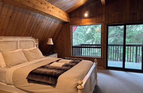 Revelstoke House | Kokanee Lodge - Walk to Gondola, Hot Tub, Private