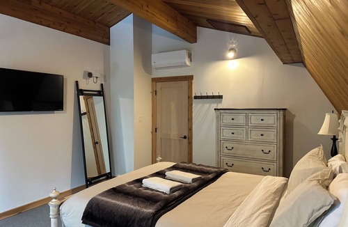 Revelstoke House | Kokanee Lodge - Walk to Gondola, Hot Tub, Private
