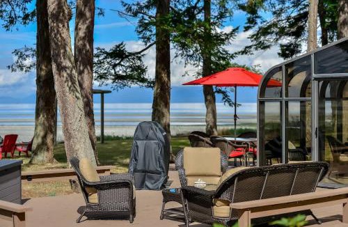 Comox House | Kye Bay Beach House by EMR Vacation Rentals