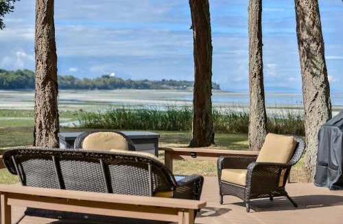 Comox House | Kye Bay Beach House by EMR Vacation Rentals