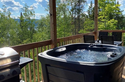 Pohenegamook Ski Chalet | L'Enchanteur - Private Spa & Pet Friendly