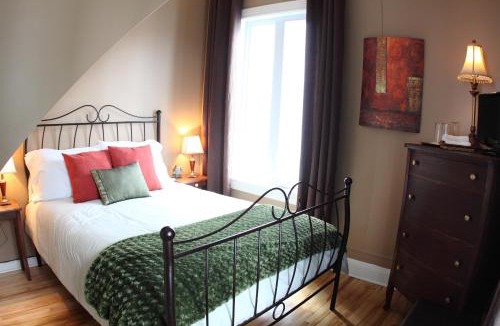 La Baie Bed & Breakfast | La Grange aux Hiboux Gîte et Restaurant B&B