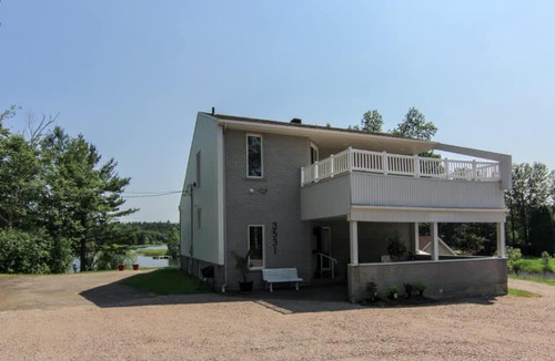 Jonquiere Ski Chalet | La Maison du Lac - Private dock & lake view
