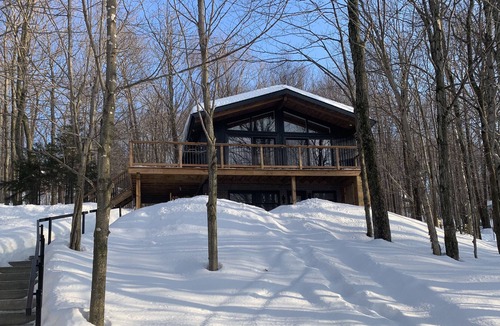 Sutton Ski Chalet | La Stella Alpina/hot tub/mountain view