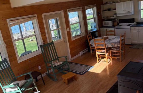 East Lake Ainslie Cottage | Lake Ainslie Beachfront Cottage