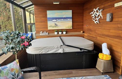 West Kelowna Estates Bed & Breakfast | Lake and the City Bed and Breakfast