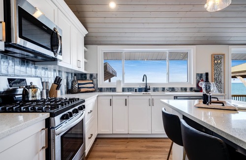 Leamington House | Lake Erie Luxury Retreat Hot Tub + Private Beach + Sunset Views