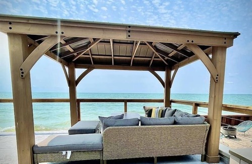 Leamington House | Lake Erie Luxury Retreat Hot Tub + Private Beach + Sunset Views