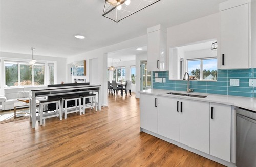 South Central House | Lake Front 3 bedroom house walking distance to DT Kelowna