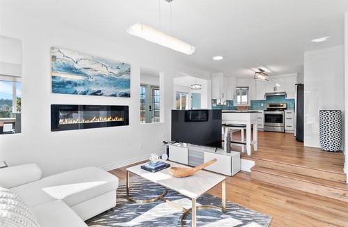 South Central House | Lake Front 3 bedroom house walking distance to DT Kelowna