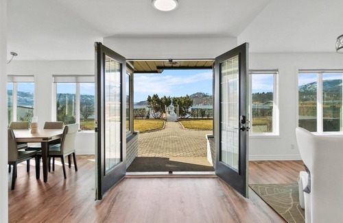 South Central House | Lake Front 3 bedroom house walking distance to DT Kelowna
