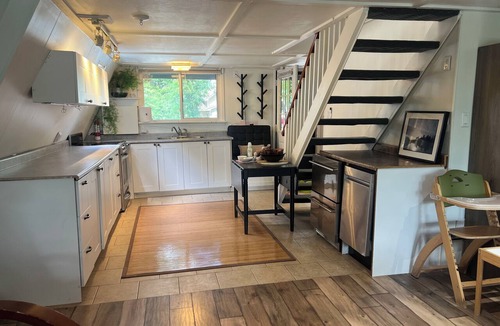 Selwyn Cottage | Lake Front Living- YEAR AROUND!- 4bdrms, Laundry, Large Balcony Big Waterviews