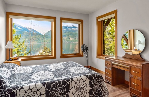 Walkers Ski Chalet | Lake Front Log Home on Kootenay Lake,British Columbia