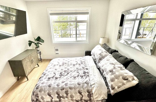 Lake Cowichan Apartment | Lake Front Retreat “New” Sleeps4 Private Beach Access 1King/1Queen/Private Patio