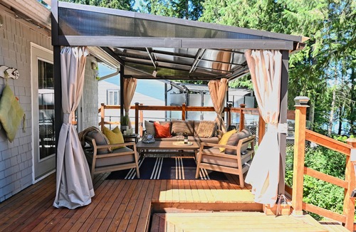 Blind Bay House | Lake Front, Stunning Lake Views, Family Friendly, hot tub