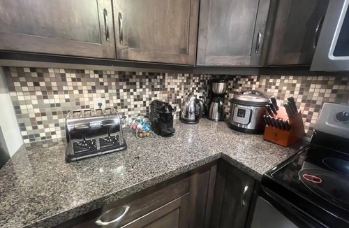 South Pandosy Condo | 💫 Lake Resort upgraded spacious dream vacation home with GYM near beach