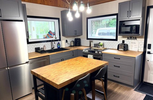Beaconia Cabin | Lake Shore Haven - Newly Renovated