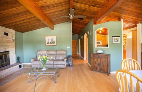 Beaconia House | Lake View Cabin near Grand Beach Park