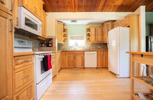 Beaconia House | Lake View Cabin near Grand Beach Park