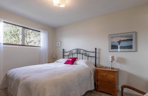 Central Okanagan House | Lake View private MAIN Suite - 2 mins drive to Beach Ave/Downtown
