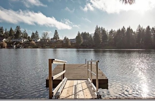 Regional District of Nanaimo Cabin | Lakefront 2 bedroom 1 bath lower level suite