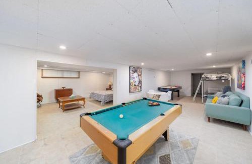 Oro Station House | Lakefront 4BR plus Den Retreat with Swim Spa Sauna & Games