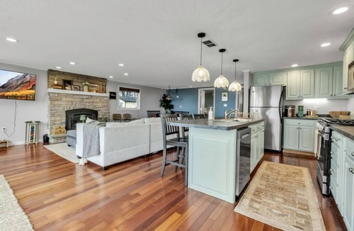 Town of Porter House | Lakefront 5 Bds, sleeps 8 -Blue Waters Cottage