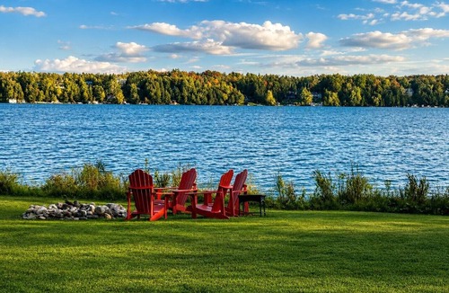 Fenelon Falls Cottage | Lakefront 5BR Log Retreat | Sauna | Hot Tub | Dock