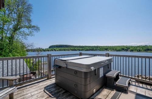 Lion's Head House | Lakefront Boat Slip Hot Tub