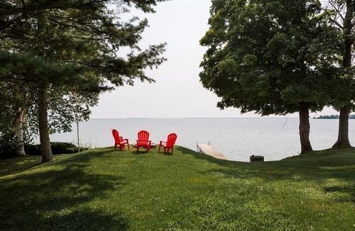 Waupoos Cottage | Lakefront Cottage with Private Dock and Luminous Minimalist Interior in Tennessee