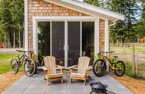 Black Creek Cabin | Lakefront Farm, Tiny House, Sauna Experience - Pet Friendly!