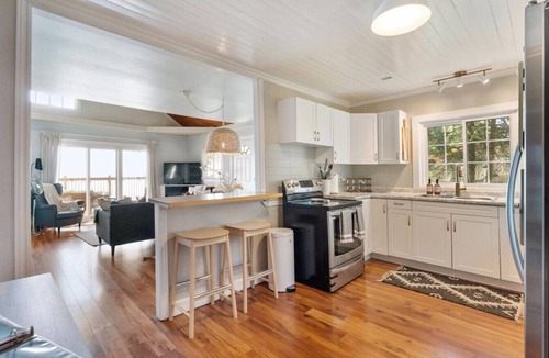Selkirk Cottage | Lakefront Getaway | Hot Tub, Fire Pit & Sunsets