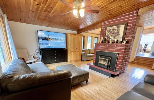 Central Kootenay House | Lakefront home on beautiful Kootenay Lake