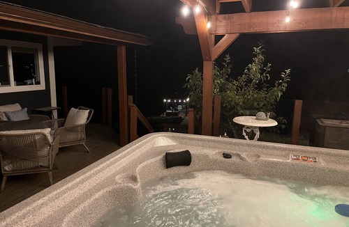 Shawnigan Lake Cabin | Lakefront Home with Hot tub & Sauna!