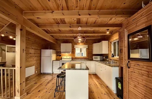 Litchfield Cottage | Lakefront log cabin with private dock