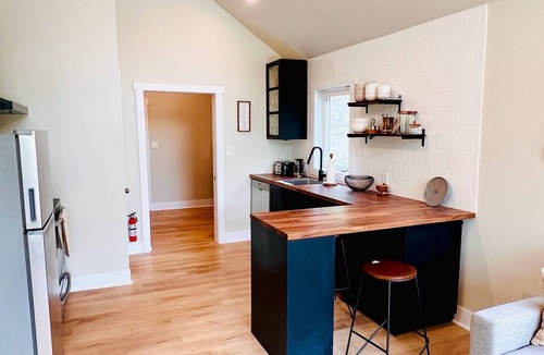 Italy Cross Cabin | Lakefront Luxury Retreat - Luenburg NS