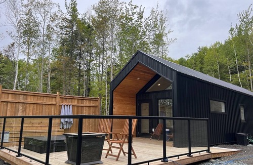 Italy Cross Cabin | Lakefront Luxury Retreat - Luenburg NS