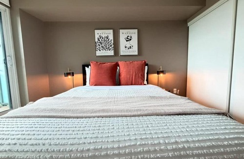 Humber Bay Apartment | Lakefront Oasis Modern 1BR w Den with Parking