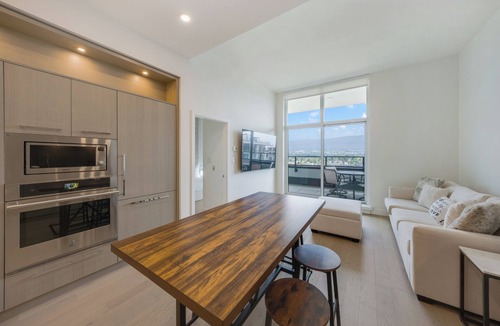 South Pandosy Apartment | Lakefront Penthouse w/Pool & Free EV Charging