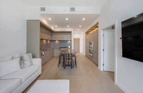 South Pandosy Apartment | Lakefront Penthouse w/Pool & Free EV Charging