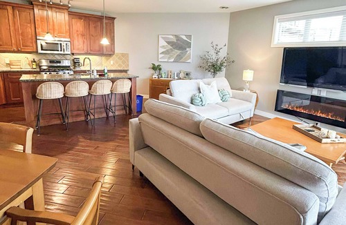 Westbank Condo | *LAKEFRONT + POOL VIEW* 3br/2bath Spacious + Beautiful Condo